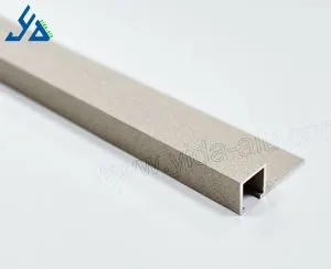 Próifílí Imeall Imeall Alúmanaim atá brataithe